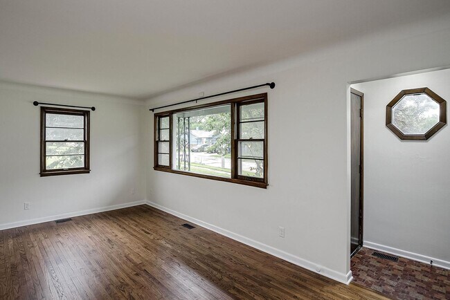 Building Photo - Beautiful 3-Bed, 2-Bath Home in West Omaha!