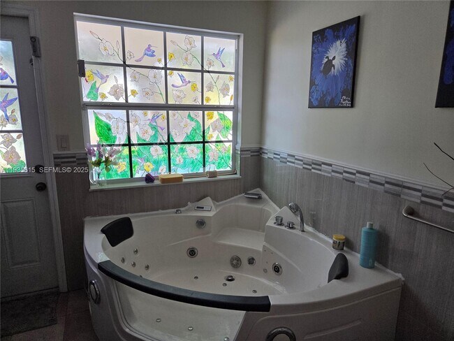 Building Photo - 301 SW 5th St