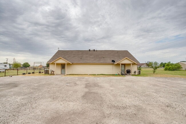 Building Photo - Updated Duplex in Weatherford with large y...