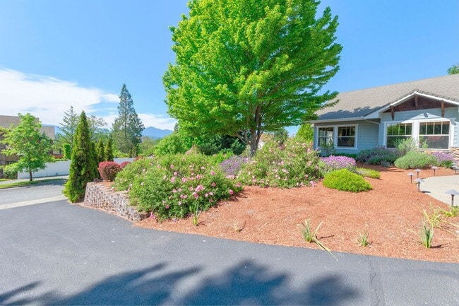 Building Photo - NW Grants Pass, Class, Style and Views!!!