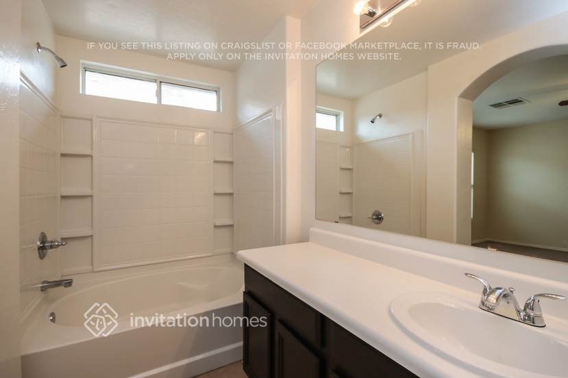 Building Photo - 13432 W Peck Dr