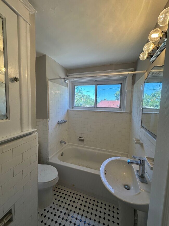 Building Photo - 3 Bed/2 Bath Available in Upper Darby