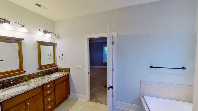 Building Photo - Custom 4 BD/2.5 BA Home with Community Pool, Water Access and Day Dock!