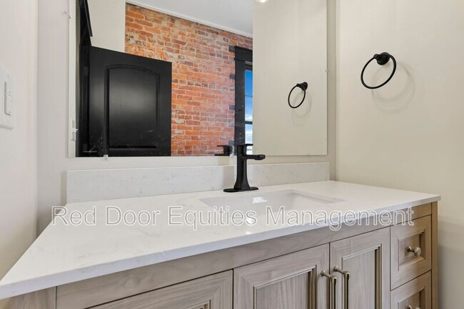 Building Photo - 530 1/2 N Columbus St