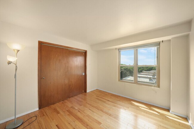 Building Photo - 2610 W Balmoral Ave