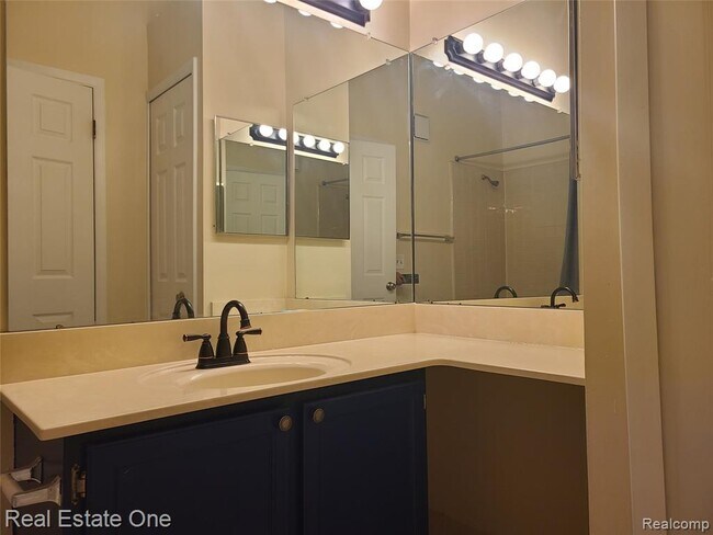 Building Photo - 38872 Country Cir