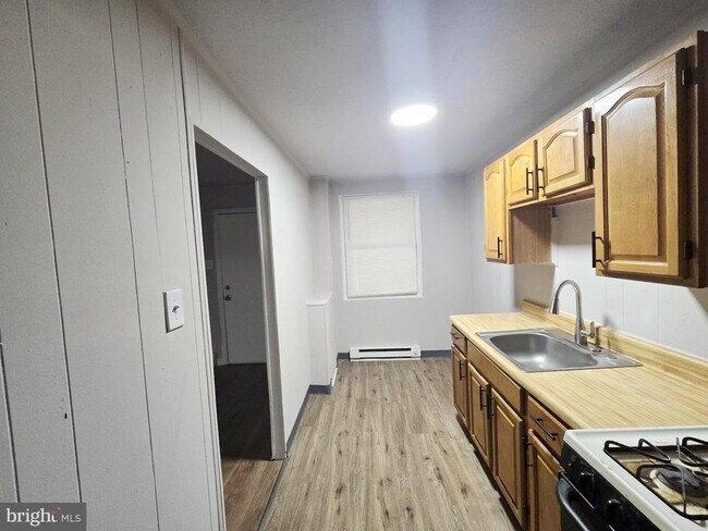 Building Photo - 2120 E Cheltenham Ave