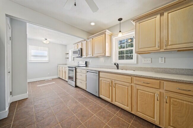 Building Photo - 4 Bedroom 2 Bathroom with large fenced in yard for Pets
