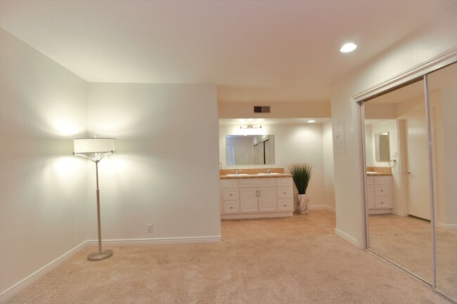 Building Photo - 1 Bedroom Condo For Lease in Fullerton