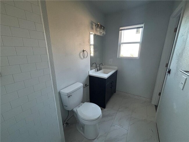 Building Photo - 2101 W Roselawn St