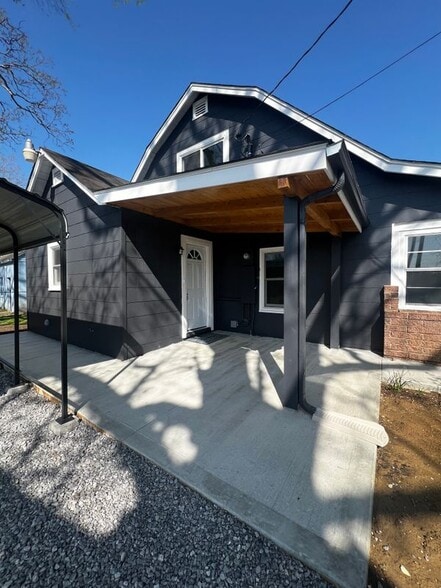 Building Photo - 1801 Woodson Dr SW