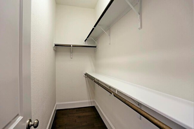 Building Photo - 11005 Acorn Falls Dr