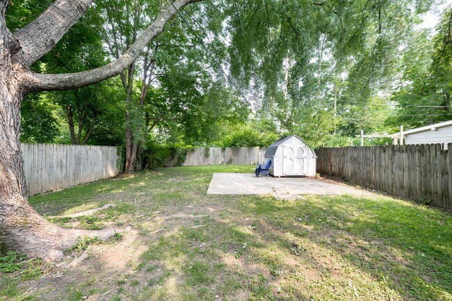 Building Photo - 3 Bed 2 Full Bath Available now at 52nd and Primrose!