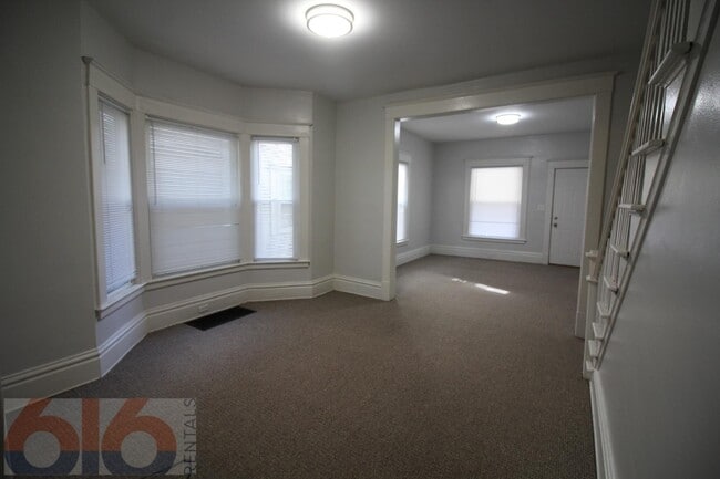 Building Photo - 243 Valley Ave NW