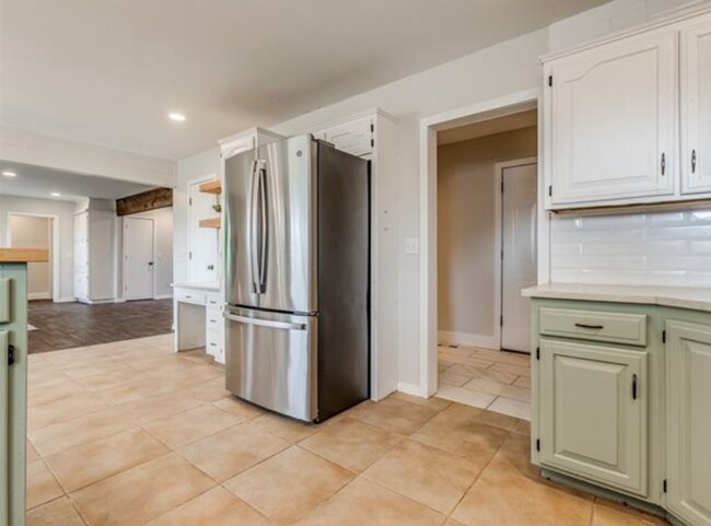 Building Photo - Beautiful 4 bedroom home. Country space, modern updates.