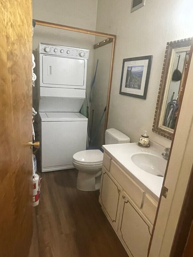 Building Photo - 3bed 2.5bath Lodge Style Duplex