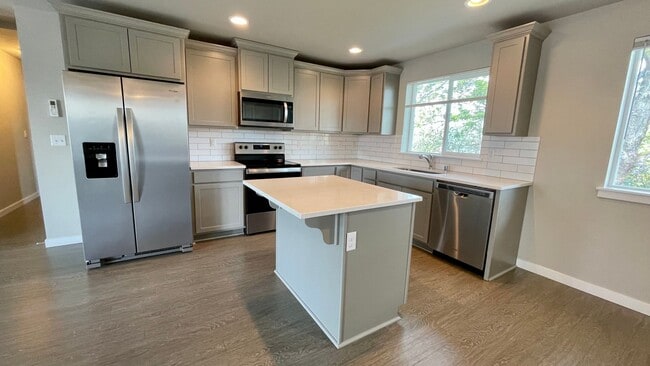 Building Photo - Beautiful 3 Bedroom Duplex with Garage!