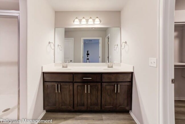 Building Photo - 4/2/2 in Broken Arrow!