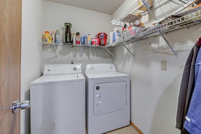 Building Photo - spacious house