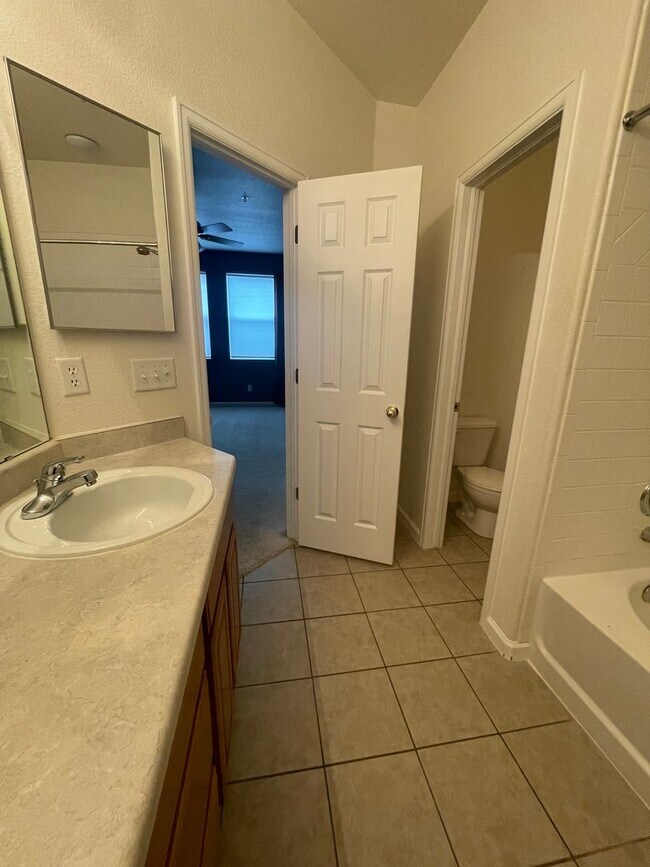 Building Photo - Spacious 3 Bed, 2.5 Bath Townhome in Rigden Farm! Unit E!