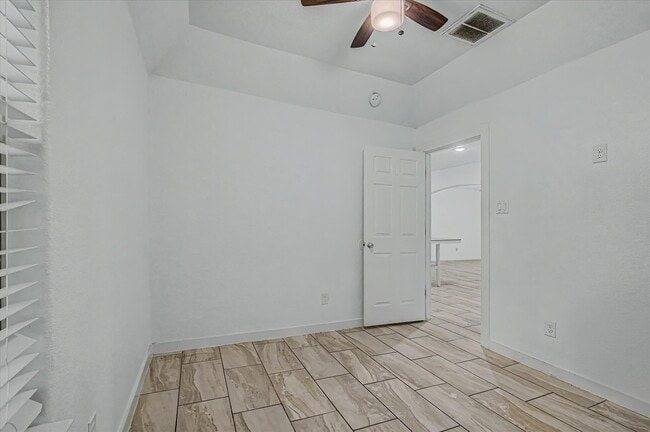 Building Photo - 8159 Glenhollow Dr
