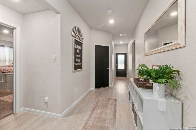 Building Photo - BEAUTIFUL 4-BEDROOM, SINGLE-STORY HOME IN ...