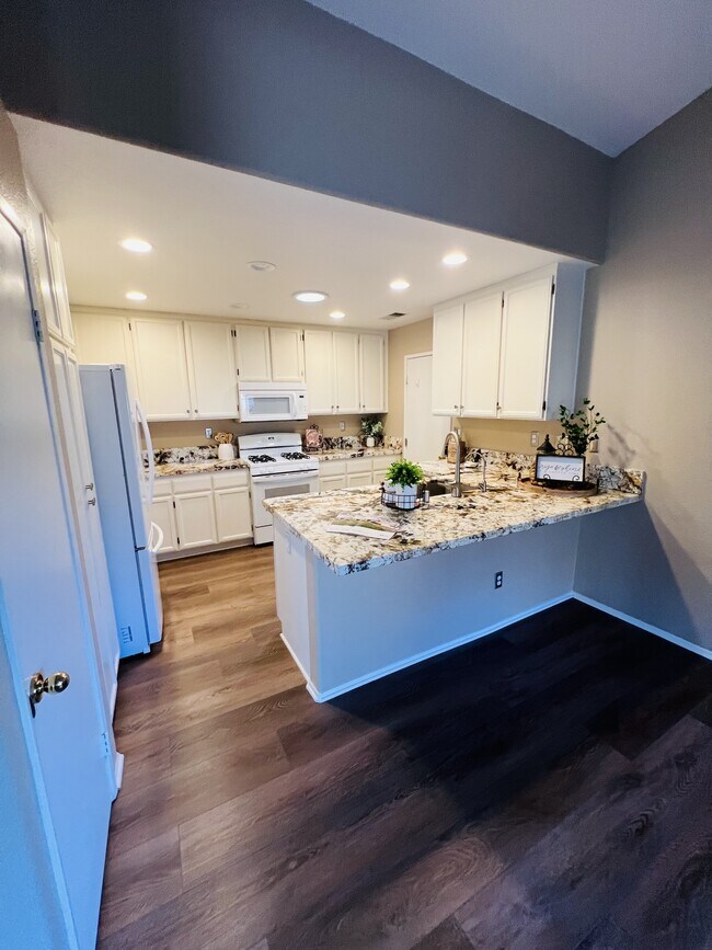 Building Photo - 40624 Corte Albara