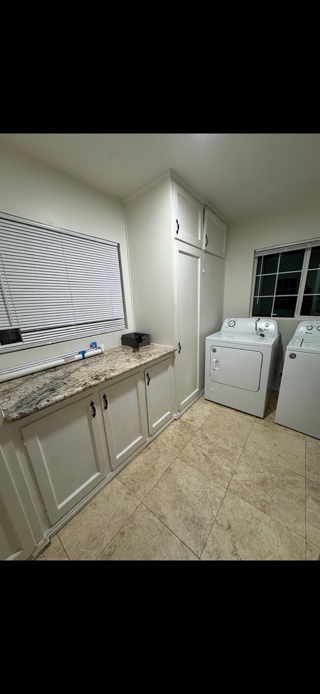 Building Photo - 10433 S Bethel Ave