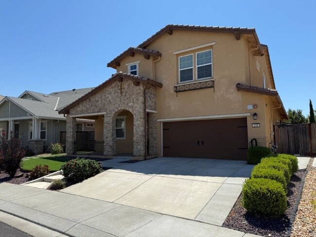 Building Photo - Newer Modern 4 Bedroom 3.5 Bath w/ Bedroom...