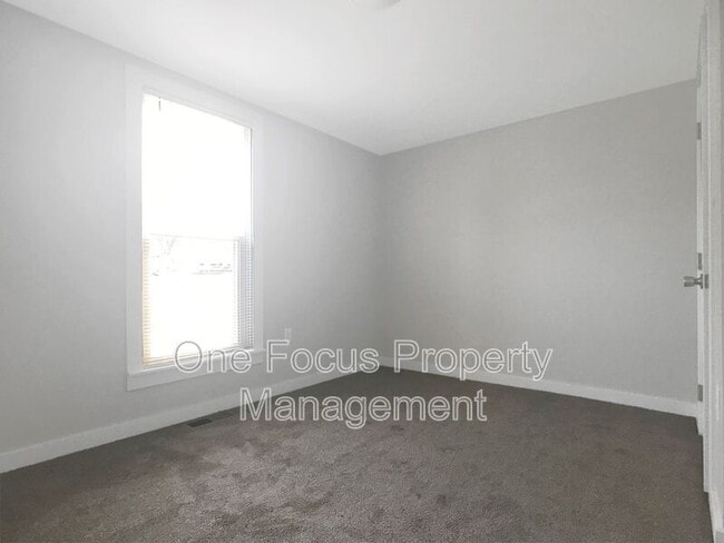 Building Photo - 327 Elm St