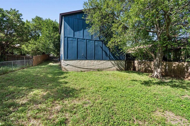 Building Photo - 5501 Spring Meadow Rd