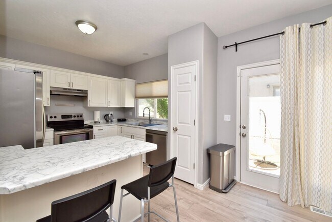 Building Photo - Great 4 Bedroom 3 Bath Home in South Jordan in Amazing HOA Community!
