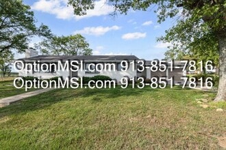 Building Photo - Spacious and move in ready!