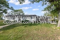 Building Photo - Spacious and move in ready!
