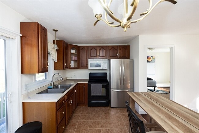 Building Photo - 31 Blackthorn Dr