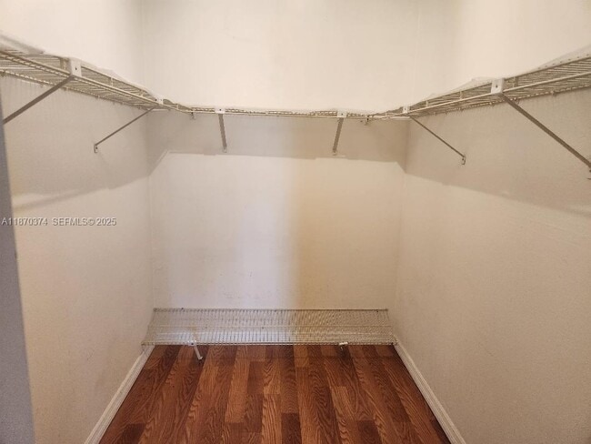 Building Photo - 220 Lakeview Dr