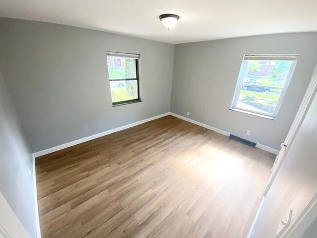 Building Photo - Charming, Updated Cape Cod Home