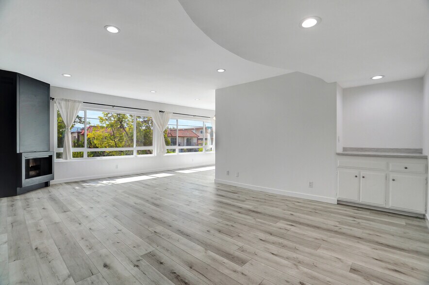 Building Photo - 10823 Camarillo St