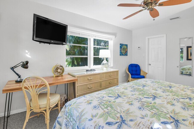 Building Photo - 1225 Hillsboro Mile