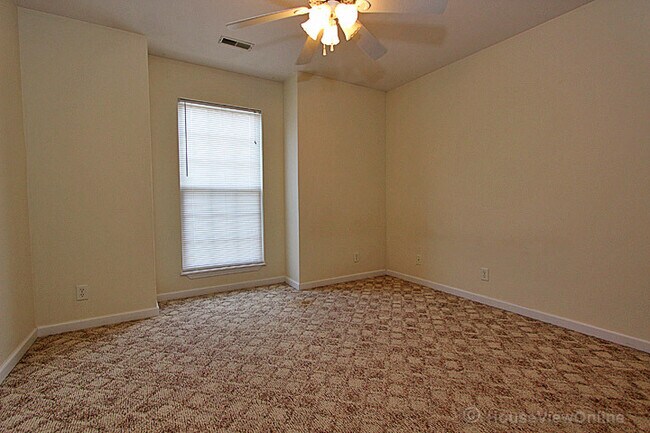 Building Photo - 2831 Hemlock Ct