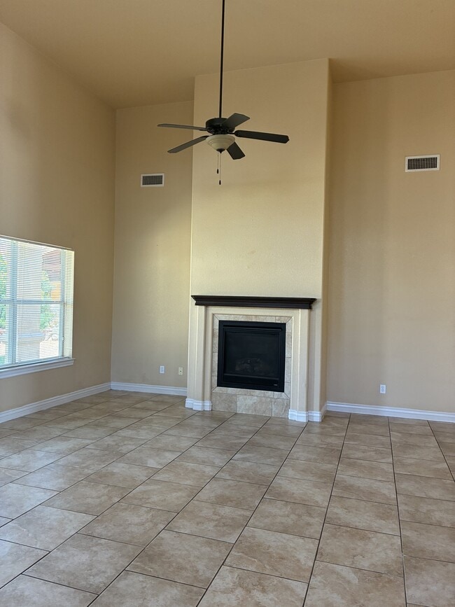 Building Photo - 5545 Manuel Moreno Dr