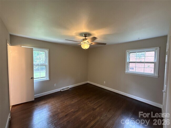 Building Photo - 1427 Churchill Dr