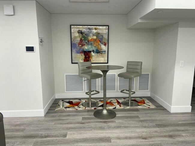 Building Photo - 340 Sunset Dr