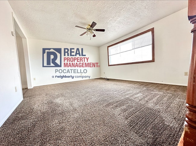 Building Photo - Spacious 4 Bed / 2 Bath Duplex | Garage + Split-Level Layout | Pet Negotiable