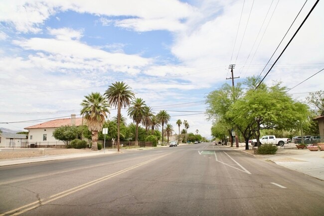 Building Photo - Furnished 2 Bedroom walking distance to Historic 4th Ave!