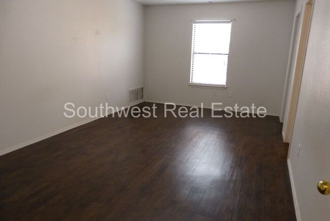 Building Photo - 2 Bed 2 Bath Apt--Perfect for roommates!!