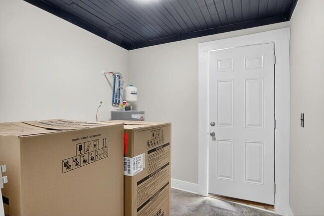 Building Photo - 124 N Mecklenburg Ave