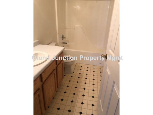 Building Photo - Cute Townhome!