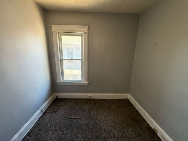 Building Photo - 4 BED 1 BATH SINGLE FAMILY HOME IN CLEVELAND!