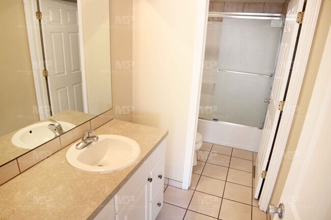 Building Photo - 320 W Laurel St